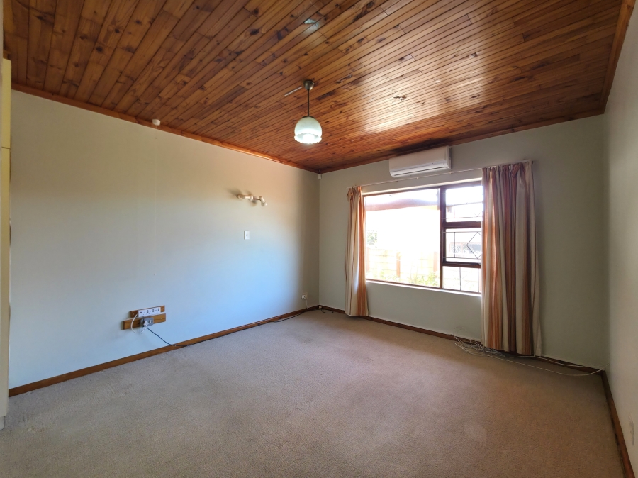 4 Bedroom Property for Sale in Wavecrest Eastern Cape